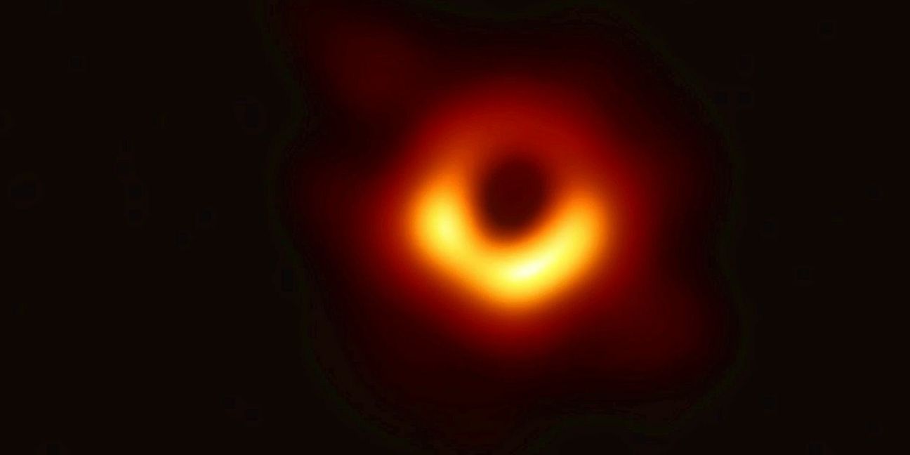 Das erste Bild eines Schwarzen Lochs  von 2019 zeigt auch die ungleichmäßige Stärke der Strahlung, die um das Schwarze Loch herum wabert  und dessen Schwerkraft entkommen konnte