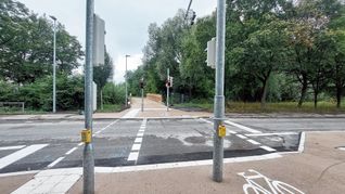 Vier Masten, eine Ampelanlage: Fußgänger und Radfahrer haben jeweils ihre eigene Furt, die sie nutzen können.