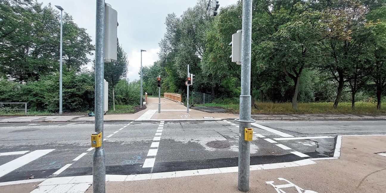 Vier Masten, eine Ampelanlage: Fußgänger und Radfahrer haben jeweils ihre eigene Furt, die sie nutzen können.