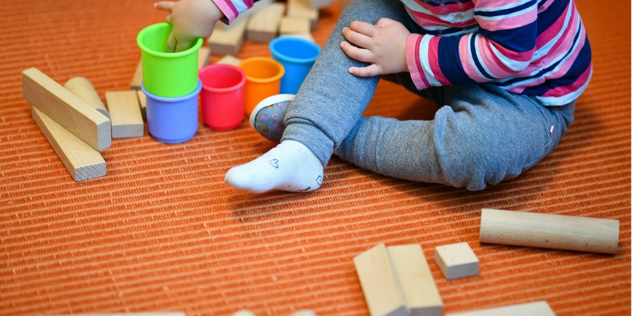 An neun von zehn Kitas im Land war die personelle Ausstattung im vergangenen Jahr zeitweise so schlecht, dass die Aufsichtspflicht gefährdet war. Bei jeder sechsten war das mehr als die Hälfte der Zeit der Fall.