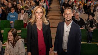 Bürgermeister-Kandidatenvorstellung in der Sonnenberghalle in Aidlingen. Zwei Bewerber stellen sich zur Wahl: Helena Österle und Marc Weidel.     Bild: Richter