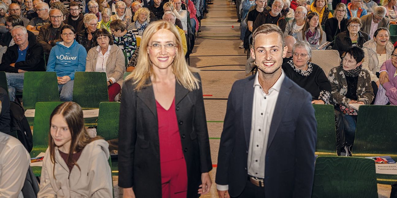 Bürgermeister-Kandidatenvorstellung in der Sonnenberghalle in Aidlingen. Zwei Bewerber stellen sich zur Wahl: Helena Österle und Marc Weidel.     Bild: Richter