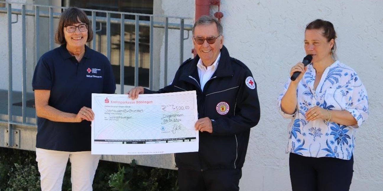 Auf unserem Foto: Michael Steindorfner und Bärbel Seemann nehmen den symbolischen Spendenscheck auf dem Gelände der Grundschule Dagersheim entgegen. Rechts Rektorin Kristine Stock.