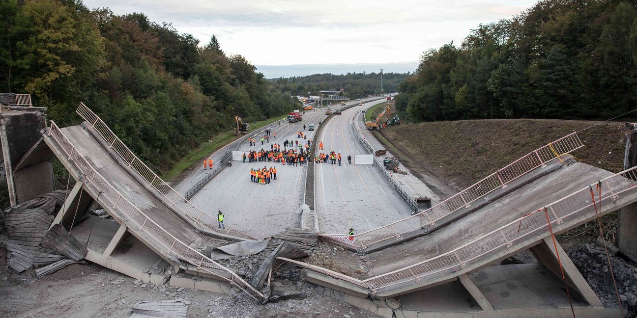 Samstagmorgen um 8.15 Uhr auf der Autobahn A 8 bei der Raststätte Sindelfinger Wald. In 24 Stunden ist die Fahrbahn wieder freigeräumt worden. Bild: fotoknobi