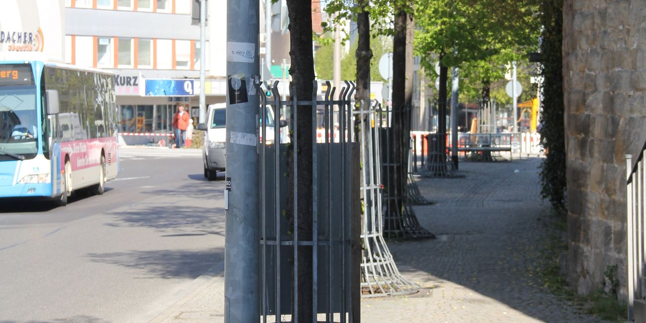 Lichtblick für Radfahrer: Die Verwaltung will die Gitter an den Bäumen, die mitten in der Spur stehen, entfernen lassen. Bild: Oberdorfer