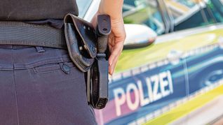 Die Polizei veranlasste eine Blutentnahme bei den 28-Jährigen. Bild: Adobe Stock