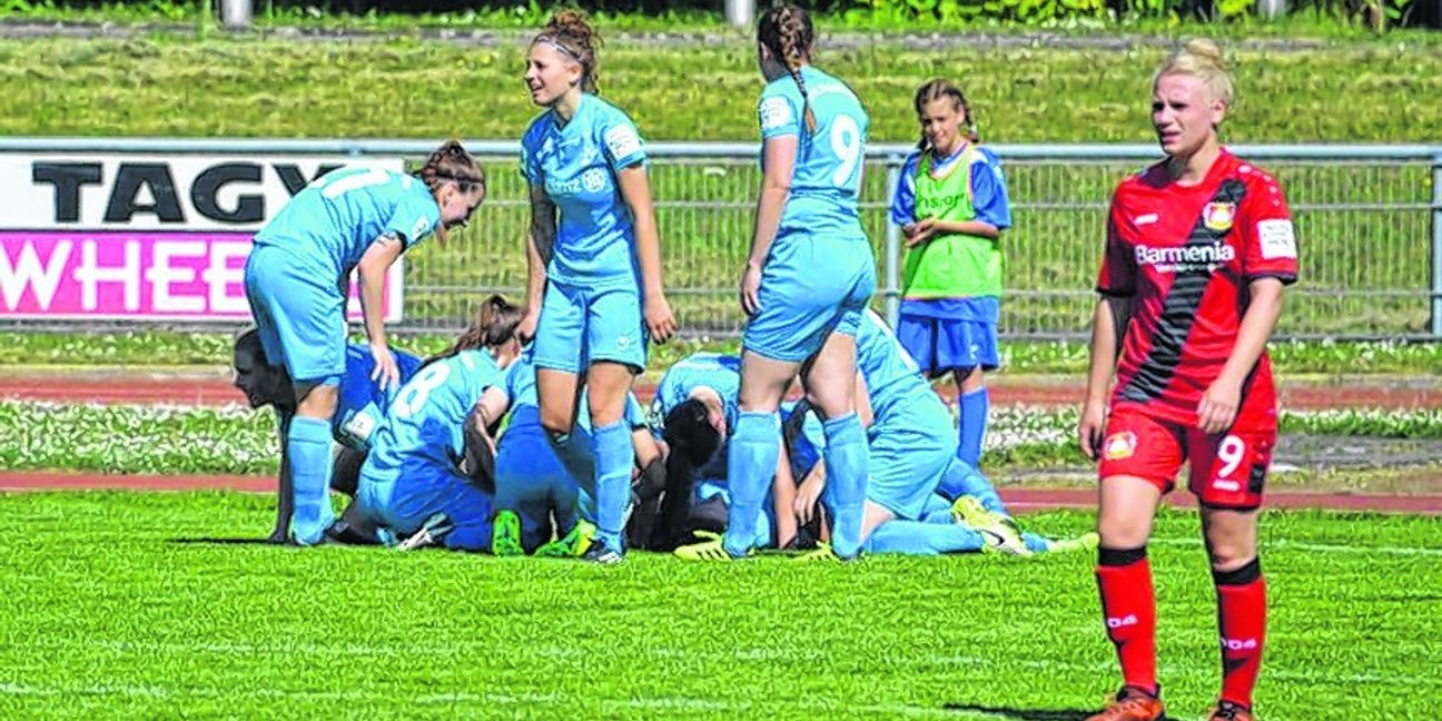 Irgendwo ganz unten liegt Gina Rilling und lässt sich nach einem famosen Solo in der Nachspielzeit für ihren 2:1-Siegtreffer gegen Bayer 04 Leverkusen feiern. Bild: Zvizdiç