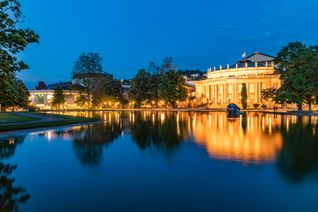 Die Stuttgarter Oper im Schlossgarten bei Nacht.