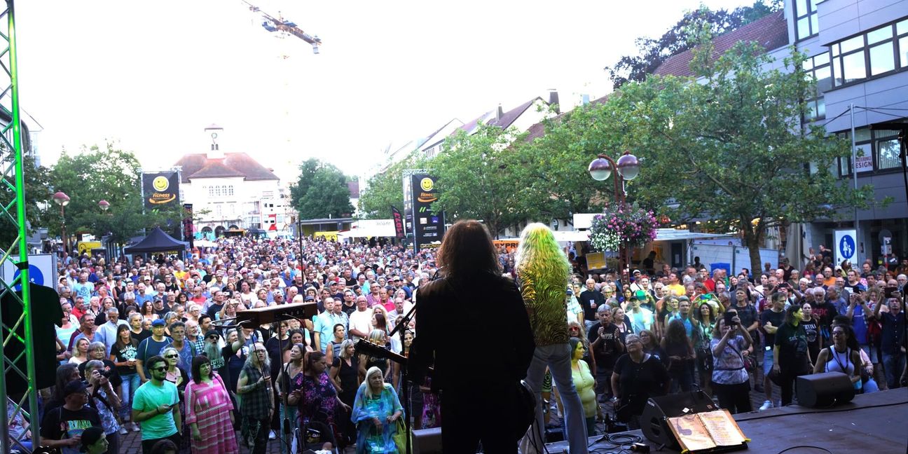 Voller Marktplatz beim dritten Abend von Sindelfingen rockt.