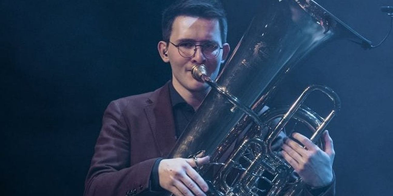 Fabian Hanke spielt bei der Sindelfinger Orgelreihe Tuba.