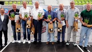 Verdiente Mitglieder: Präsident Dr. Heinrich Reidelbach, Wolfgang Achatz, Harry Kibele, Manfred Stock, Helmut Wolf, Hans Hermann Harz, Johannes Mescher und Eric Maihöfer (von links).Bild: Photostampe