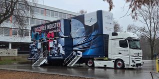 Der Erlebnis-Lern-Truck des Programms Discover Industry steht auf dem Schulhof der Realschule am Klostergarten in Sindelfingen und macht Technik und Berufsorientierung für Schüler direkt vor Ort erlebbar. Bilder: Klemm