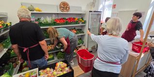 Petra Ländner (Mitte) koordiniert die Arbeit im Verkaufsraum des Böblinger Tafelladens.