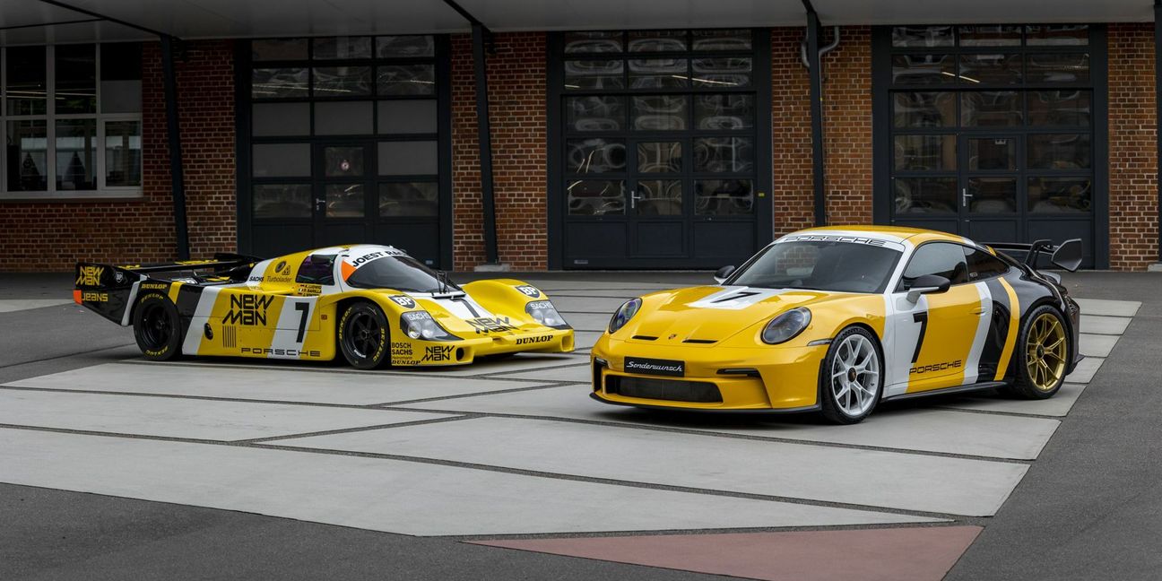 Ein Taycan und ein 911er im Innenhof der Porsche Exclusive Manufaktur in Stuttgart-Zuffenhausen. In dem Gebäude hatte einst Ferdinand Porsche sein Konstruktionsbüro.