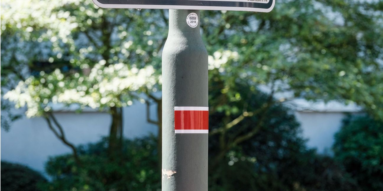 Innerorts sind manche Straßenlaternen mit einem Laternenring versehen.