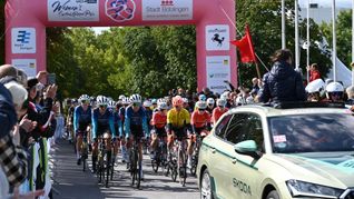 Start zum Women`s Cycling Grand Prix auf der Böblinger Alba-Brücke. In der ersten Reihe im gelben Trikot des Teams der Region Stuttgart: die Schönaicherin Lisa Brandau.