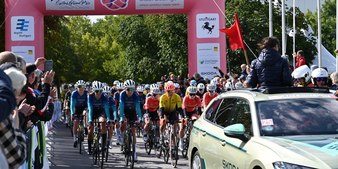 Start zum Women`s Cycling Grand Prix auf der Böblinger Alba-Brücke. In der ersten Reihe im gelben Trikot des Teams der Region Stuttgart: die Schönaicherin Lisa Brandau.