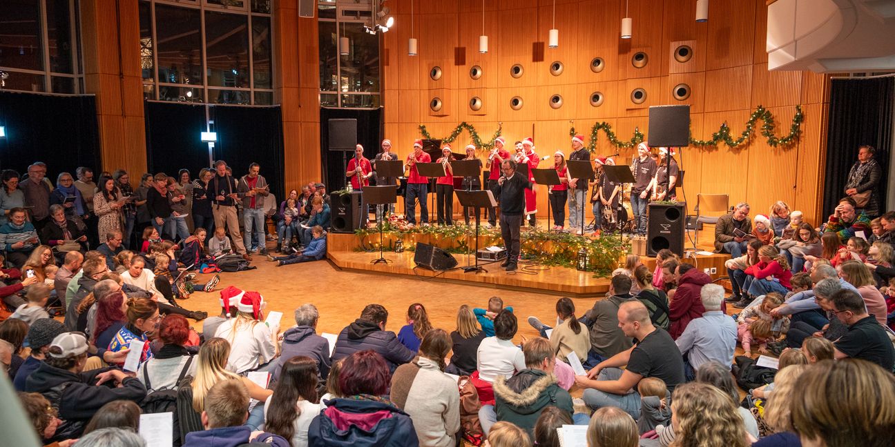 Rappelvoll war es beim Sindelfinger Weihnachtssingen am Samstag, das wetterbedingt im Odeon der SMTT stattgefunden hat.    Bild: Nüßle