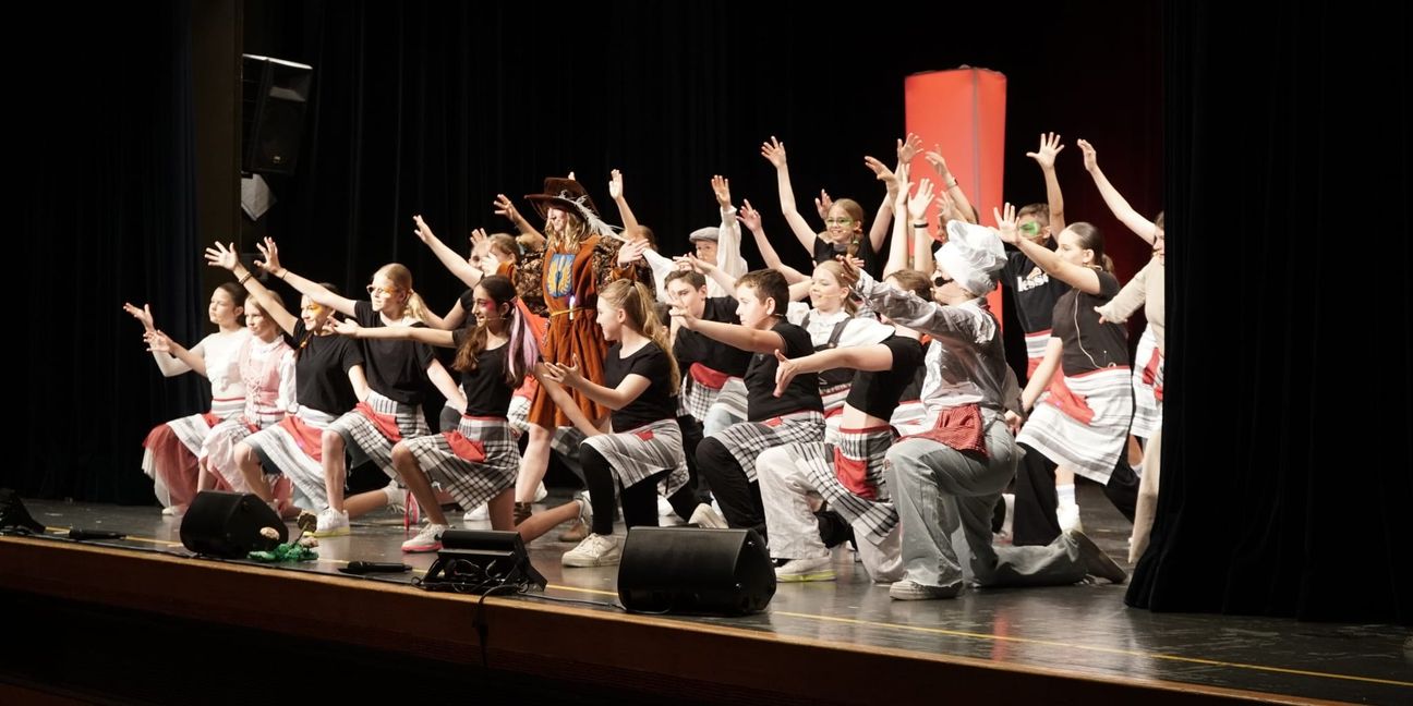 Auch Massenchoreografien gab es beim Schneewittchen-Musical.