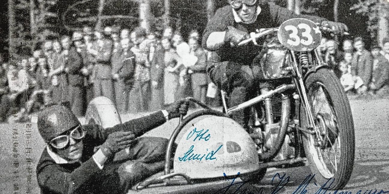 Die Gewinner des Seitenwagenrennens 1949 auf der Solitude: der Sindelfinger Otto Schmid mit seinem Beifahrer Hans Mittelmayer.
