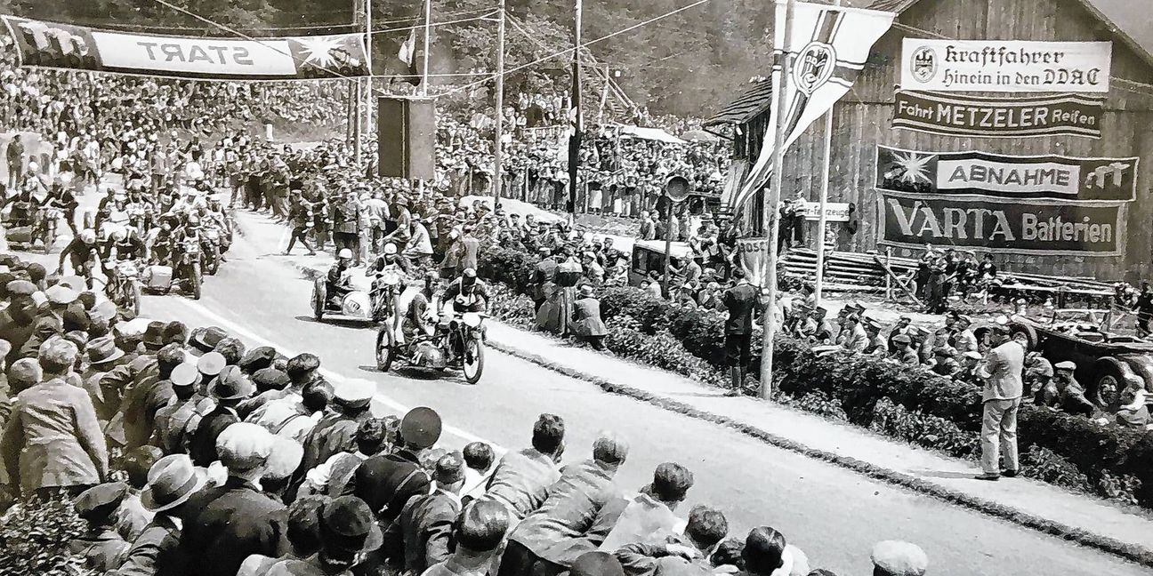 Volksfest auf der Solitude vor dem Zweiten Weltkrieg. Die deutschen Nationalsozialisten hatten den ADAC aufgelöst und dafür den DDAC aus der Taufe gehoben. Das letzte Motorradrennen vor dem Zweiten Weltkrieg findet 1937 statt.