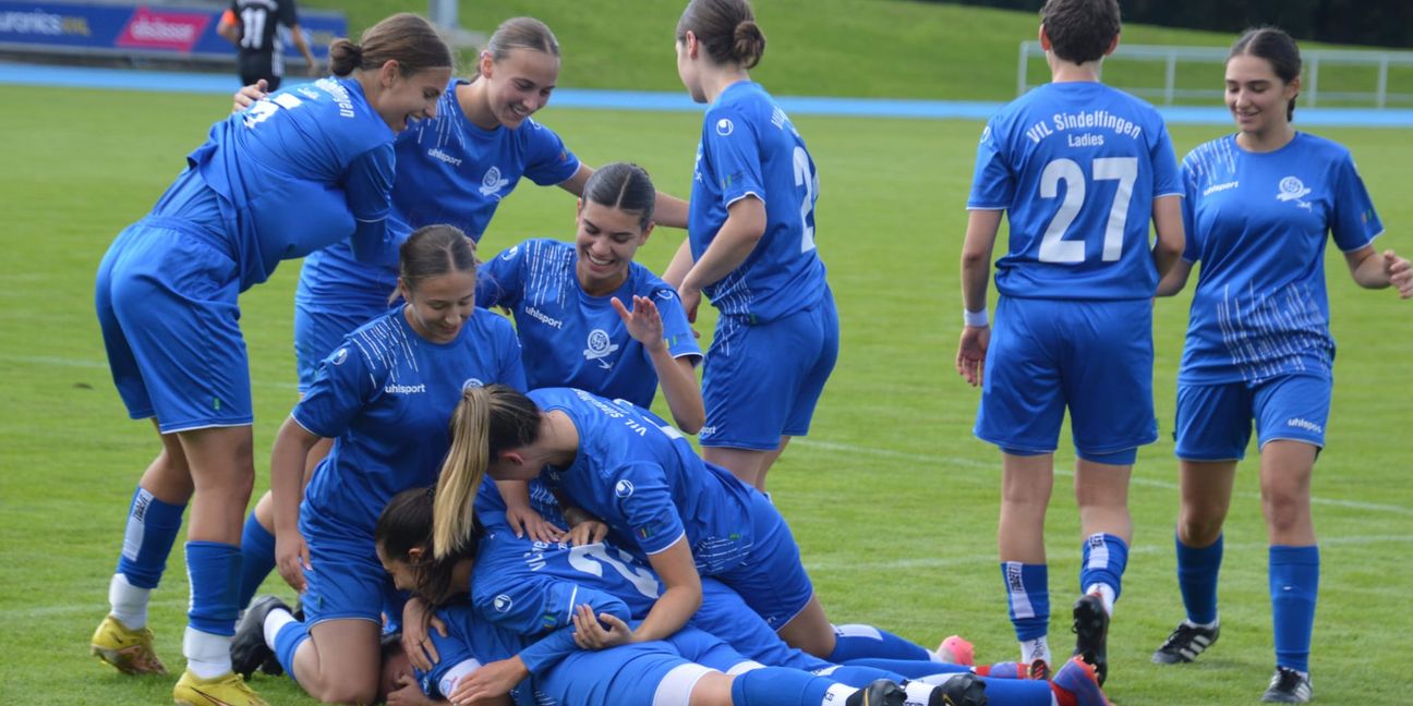 Annika Hagemann (am Boden liegend) hat soeben den 2:1-Siegtreffer für die VfL Sindelfingen Ladies zum Saisonauftakt gegen den FV Bellenberg
erzielt.