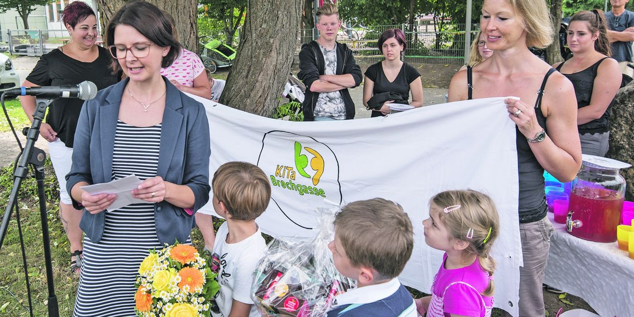 Die stellvertretende Elternbeiratsvorsitzende, Susanne Steigüber, bedankte sich bei den Erzieherinnen der Kindertageseinrichtung Brechgasse. Bild: Richter