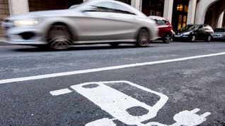 Im Alltagsbetrieb auf der Straße sind Plug-in-Hybride laut Fraunhofer ISI deutlich durstiger als auf dem Papier. (Archivbild)