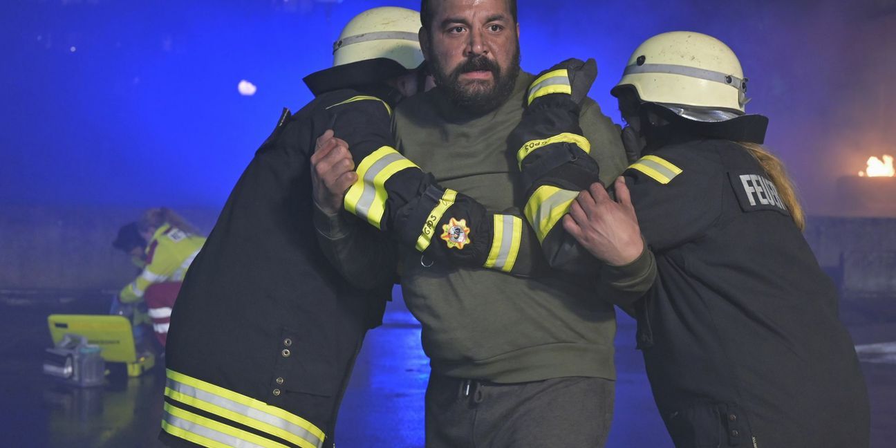 Bei einem Brand in einer Sozialbausiedlung sterben mehrere Menschen einen tragischen Feuertod. Zu den Opfern gehört auch der kleine Sohn von Fidan Kolev (Sahin Eryilmaz).