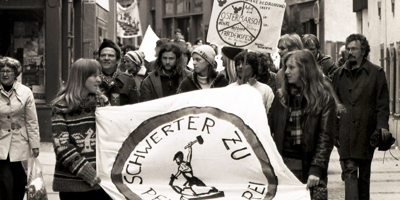 Friedensmarsch in Herrenbergs Gassen des Jahres 1983.