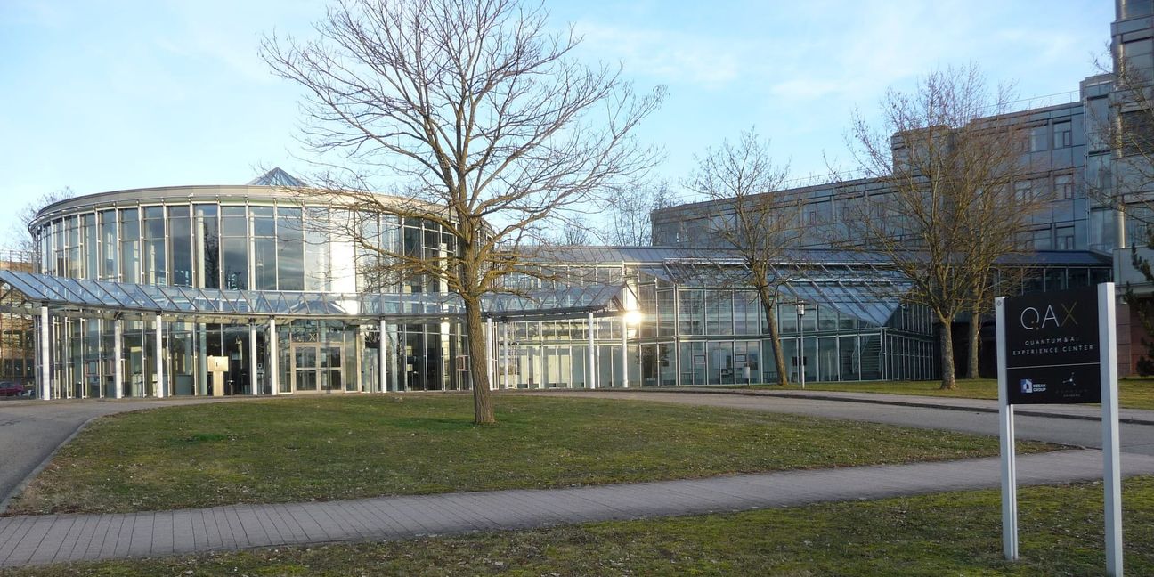 Die Gebäude der IBM-Hauptverwaltung in Ehningen wurden 2021 von  der RG Real Estade GmbH & Co. KG erworben. An ihrer Stelle soll der Technologie- und Wohnpark Quantum Gardens entstehen.