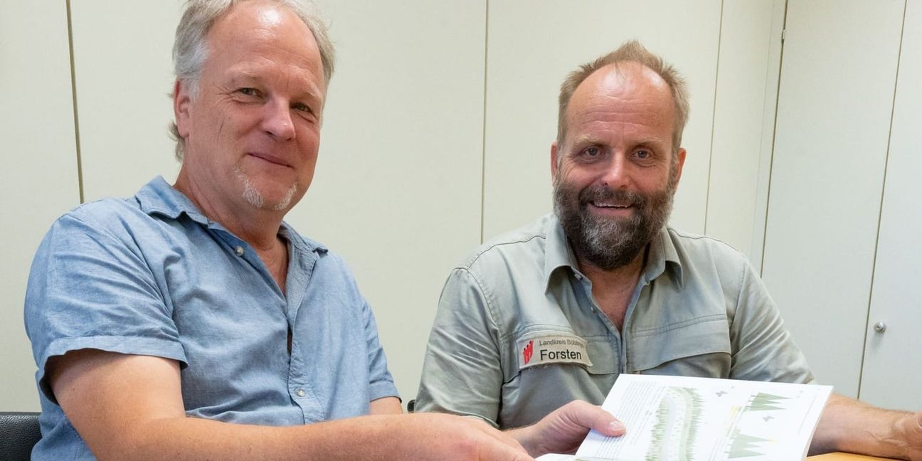 Peter Schüle (links) und Winfried Seitz haben Beiträge für das neu erschienene Buch geschrieben.