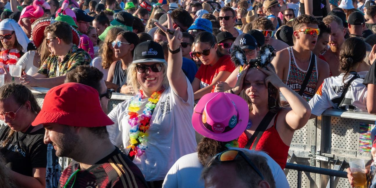 Nach der Mallorca-Party geht es auf dem Flugfeld-Festplat weiter mit der 90er-Party.