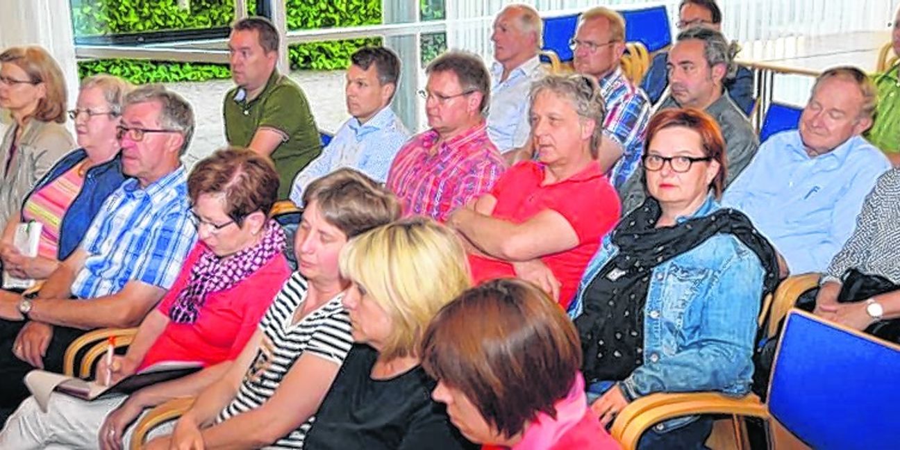 Etwa 40 Magstadter waren der Einladung ihres Bürgermeisters gefolgt und versuchten, die Potenziale ihres Heimatortes aufzuspüren. Bilder: Reichert