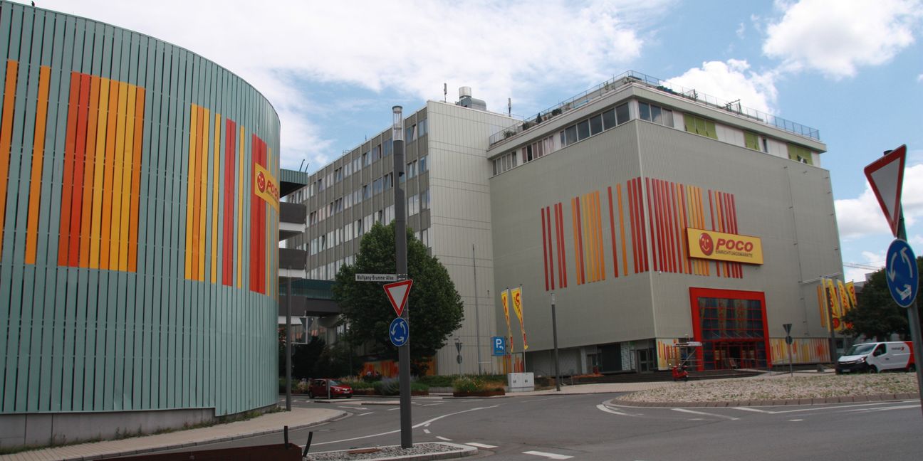 Ein neues Angebot, ein neuer Anstrich – für die Farbgebung an Parkhaus und Gebäude des neuen Möbel-Discounters Poco am Böblinger Stadteingang wurde ein Farbberater eingeschaltet (Bild: Jung).