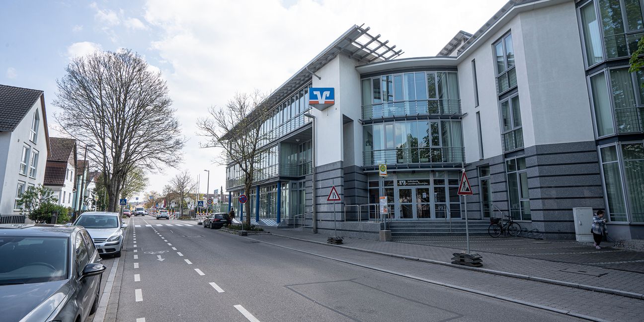 Das Volksbankgebäude in der Bahnhofstraße wird zum neuen Rathaus in Renningen. Direkt dahinter entsteht ein neues Wohn- und Geschäftshaus der Bank.        Bild: Richter