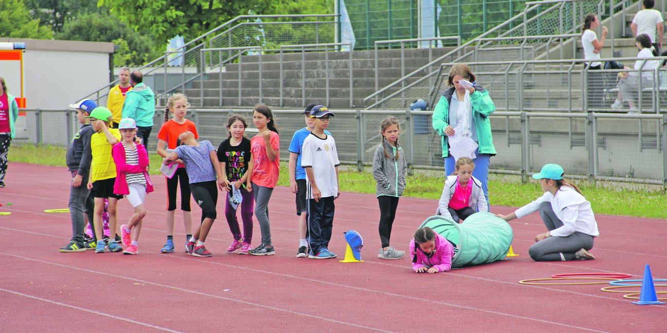 Auf die Kinder wartete ein Parcours mit den verschiedensten Hindernissen. So mussten sie beispielsweise durch diese Röhre krabbeln.  Bild: Oberdorfer