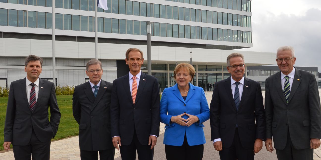 Empfangskomitee mit der Kanzlerin vor dem Bosch-Zentrum für Forschung und Vorausentwicklung in Renningen (von links): Dr. Michael Bolle (Leiter des Zentrums), Prof. Hermann Scholl (Ehrenvorsitzender der Boschgruppe, der Vorstandsvorsitzende Dr. Volkmar Denner, Dr. Angela Merkel, Denners Vorgänger Franz Fehrenbach und Ministerpräsident Winfried Kretschmann.	Bild: Reichert