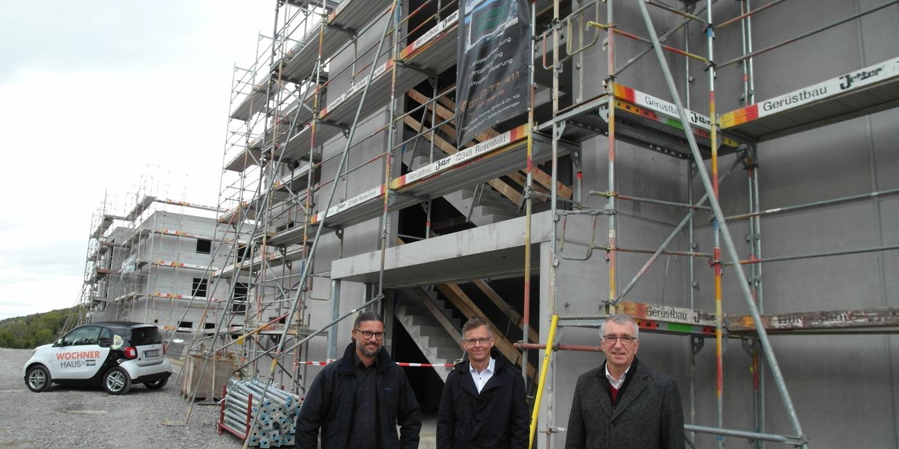 von links: Architekt Alessandro Cheri, Jürgen Baumeister (Technischer Leiter des ausführenden Bauunternehmens), Bürgermeister Ekkehard Fauth  Bild: Staber