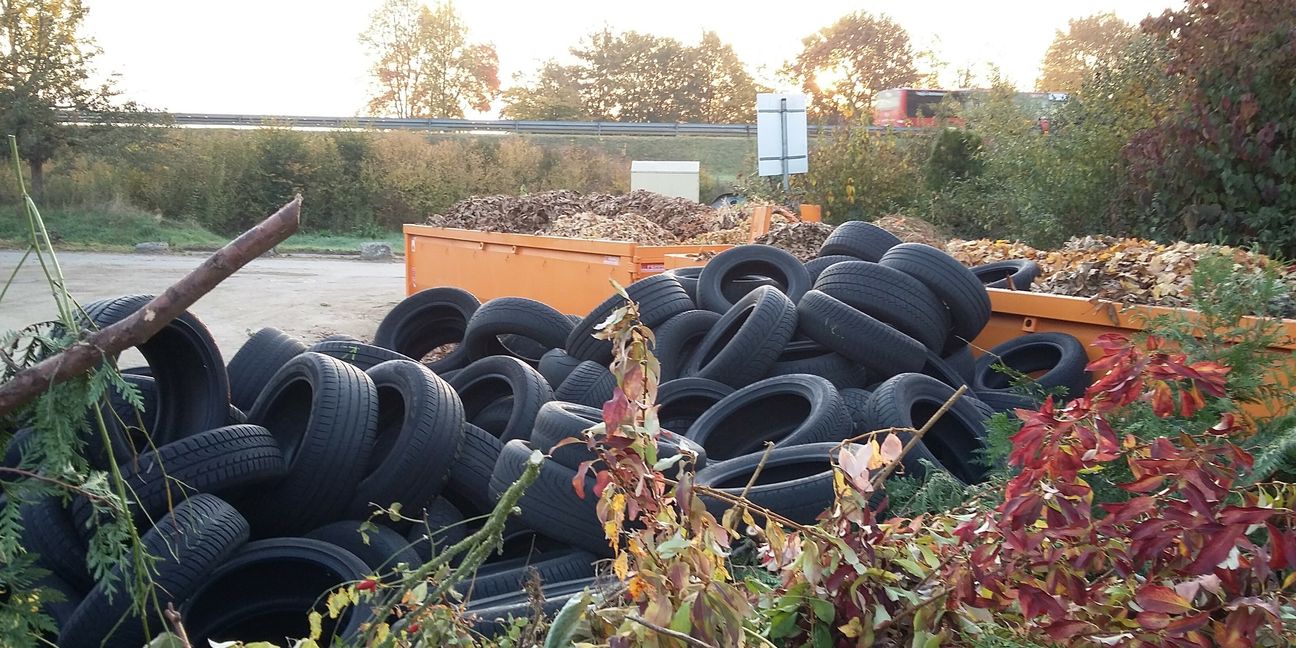 Immer häufiger werden im Landkreis illegal Bauschutt, Asbest-Platten oder Elektroschrott in freier Natur entsorgt. Im vergangenen Jahr landeten unter anderem rund 100 Autoreifen auf dem Häckeslplatz Gäufelden-Tailfingen. Bild: - z -