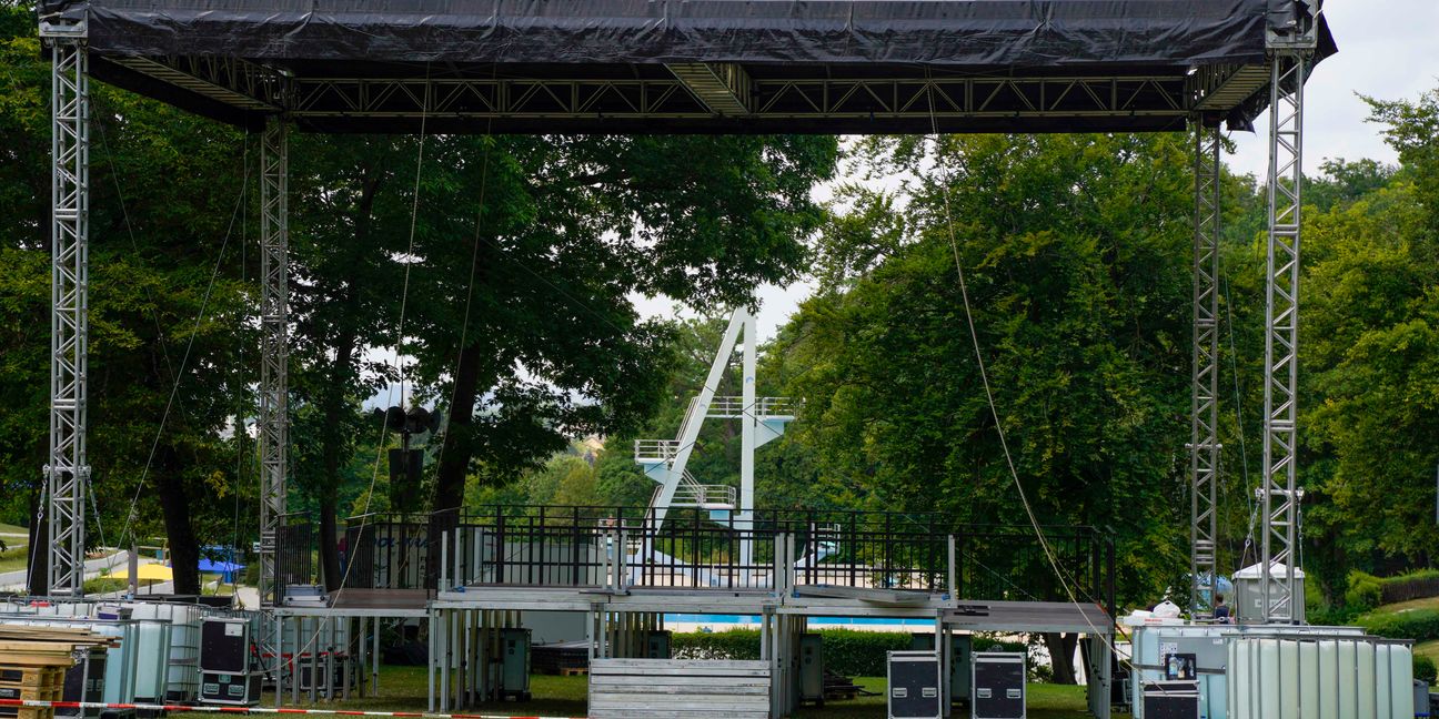 Die Bühnen für das Wet-Festival stehen bereits: Im Sindelfinger Freibad steigt am Samstag die größte Techno-Freiluftparty Deutschlands. Bild: Dettenmeyer