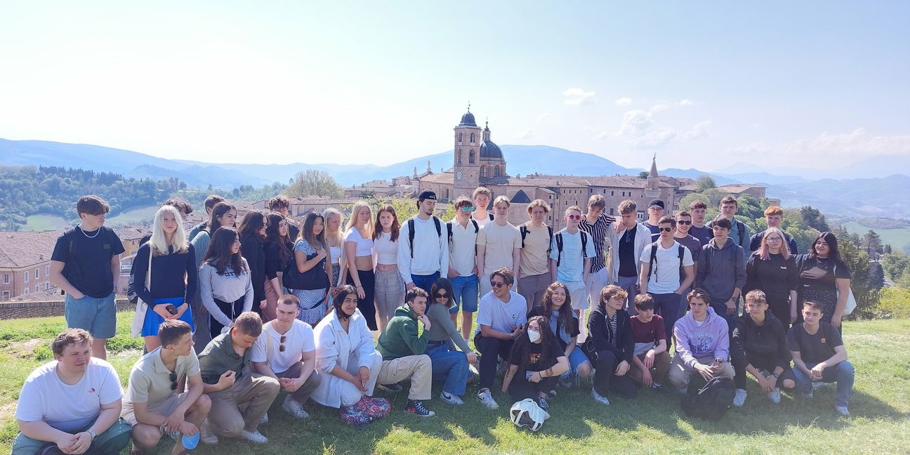 An der Universität Urbino erklären Dozenten den Schülern, welche ökonomischen Verhaltensweisen des Menschen den Klimaschutz verhindern.     Bild: