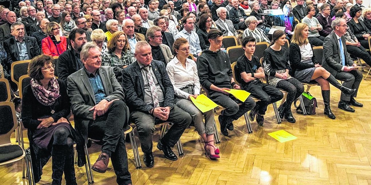 Beim Neujahrsempfang in Althengstett: in der ersten Reihe links vor dem Mittelgang Bürgermeister Dr. Clemens Götz mit seiner Frau Isabel und seinen vier Kindern, daneben Landtagsabgeordneter Blenke und Pfarrer Martin Schoch.  Bild: Richter