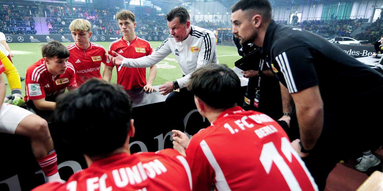 Union Berlins Coach Marco Grote stimmt seine Jungs ein.      Bild: Photostampe