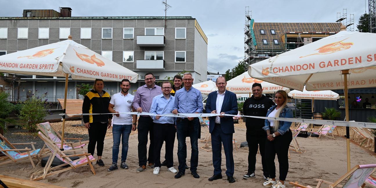 Den „City-Beach“ eröffneten Beate Boley (DHL), Salvatore Romeo (Salva's Currry Truck), Felix Rapp (Wirtschaftsförderung), City-Manager Hanno Kreuter,Martin Fichtner (DHL), Christian Gangl (Erster Bürgermeister), Oberbürgermeister Dr. Bernd Vöhringer , Kai und Megy Hammami (Corners).    Bild: Nüßle