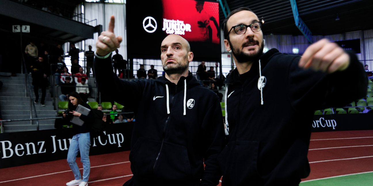 Freiburgs Trainer Bernhard Weis (links) führt seine Spieler normalerweise in der Oberliga aufs Feld.     Bild: Photostampe