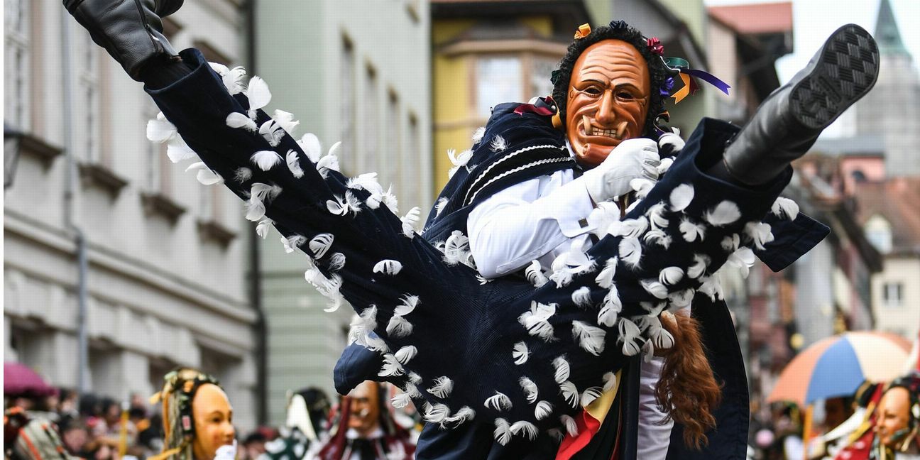 So große Sprünge wie vor der Pandemie machen die Narren auch in Rottweil nicht, aber in eingeschränktem Rahmen wird die Fasnacht in diesem Jahr gefeiert.