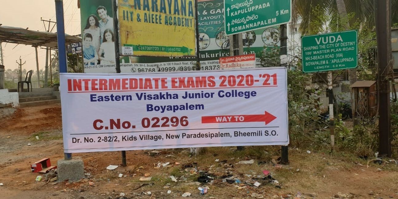 Die Abschlussprüfungen sind das Letzte, was gerade noch in den Nethanja-Schulen stattfinden darf. Bild: z