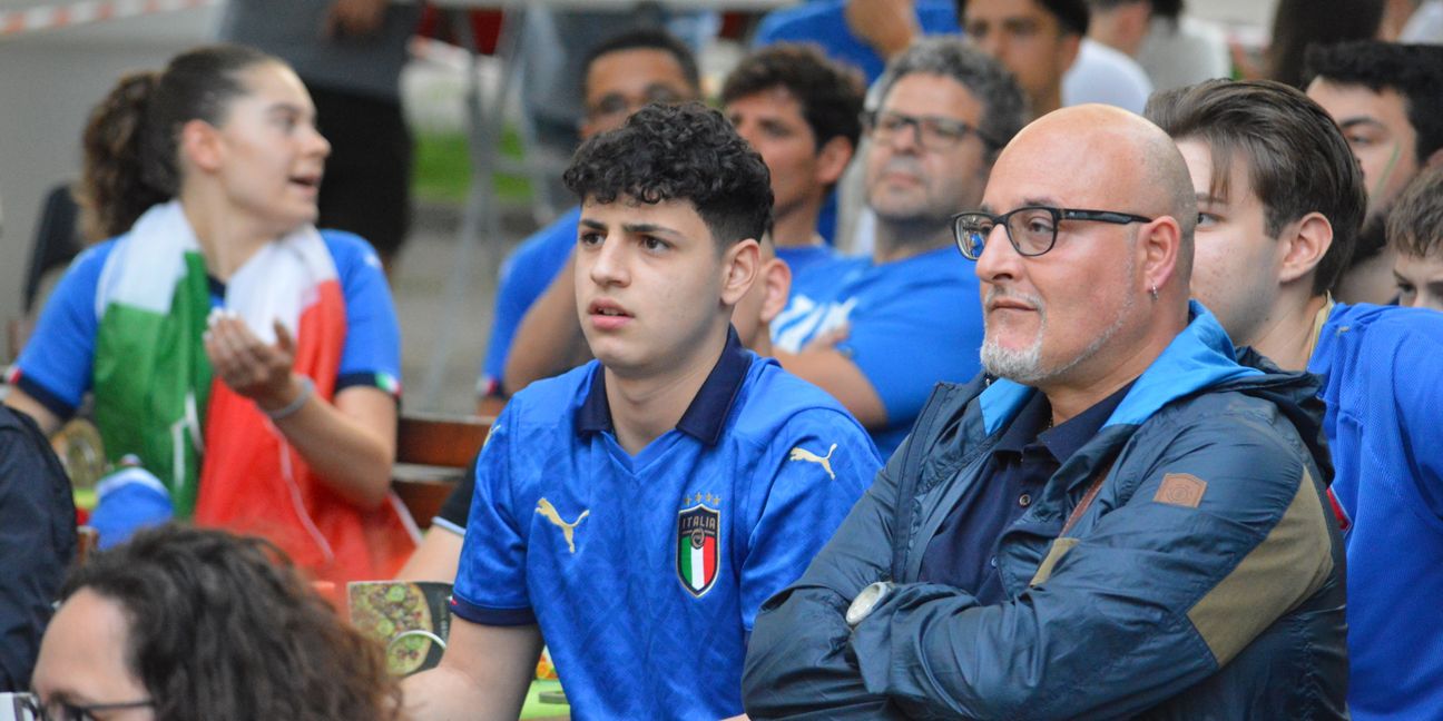 Die Squadra Azzurra machte es den italienischen Fans nicht leicht. Immer wieder war zu hören: "Bloß kein Elfmeterschießen."Bild: Zvizdiç