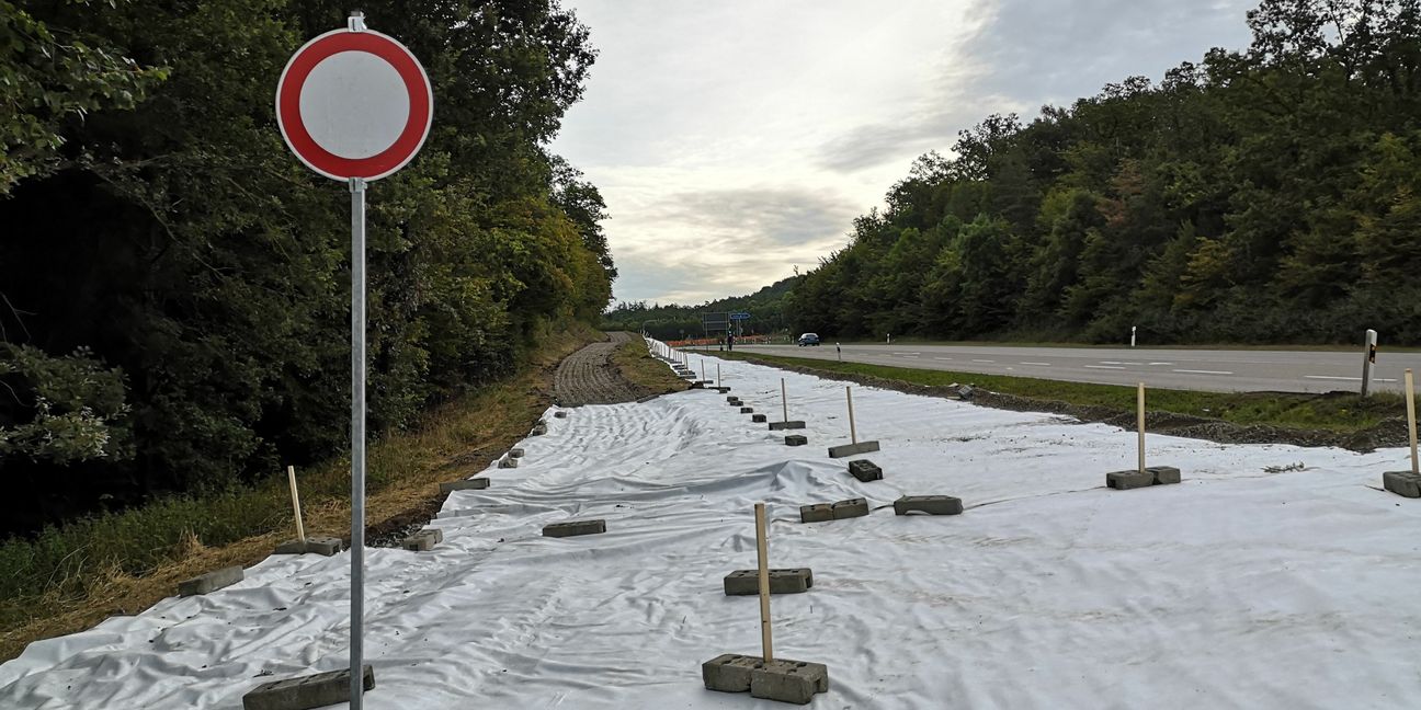 Das ist kein Schnee. Zu Beginn der Bauarbeiten der Radschnellwegs von Böblingen nach Ehningen wurde der Erdaushub mit Plastikfolie abgedeckt.               Bild: Nüßle/A